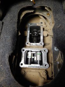 Odkręcenie czterech śrub oraz demontaż dwóch spinek razem z dwoma mieszkami umożliwia dostęp do dźwigni zmiany przełożeń zamontowanych w górnej części skrzyni biegów - zdjęcie Blue Print Toyota Hilux