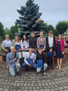 Uczniowie klasy patronackiej Volkswagen Poznań po ceremonii zakończenia roku szkolnego 2022/2023
