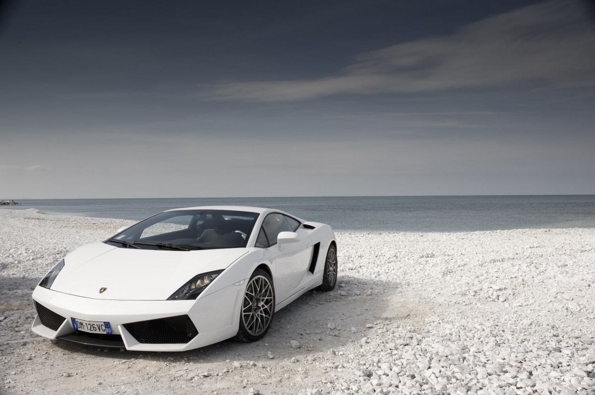 Białe Lamborghini Gallardo 