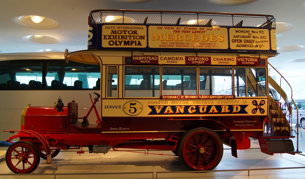 Autobus piętrowy wyprodukowany na zamówienie londyńskiego przedsiębiorstwa transportowego Vanguard Motor Omnibus Co. Ltd.